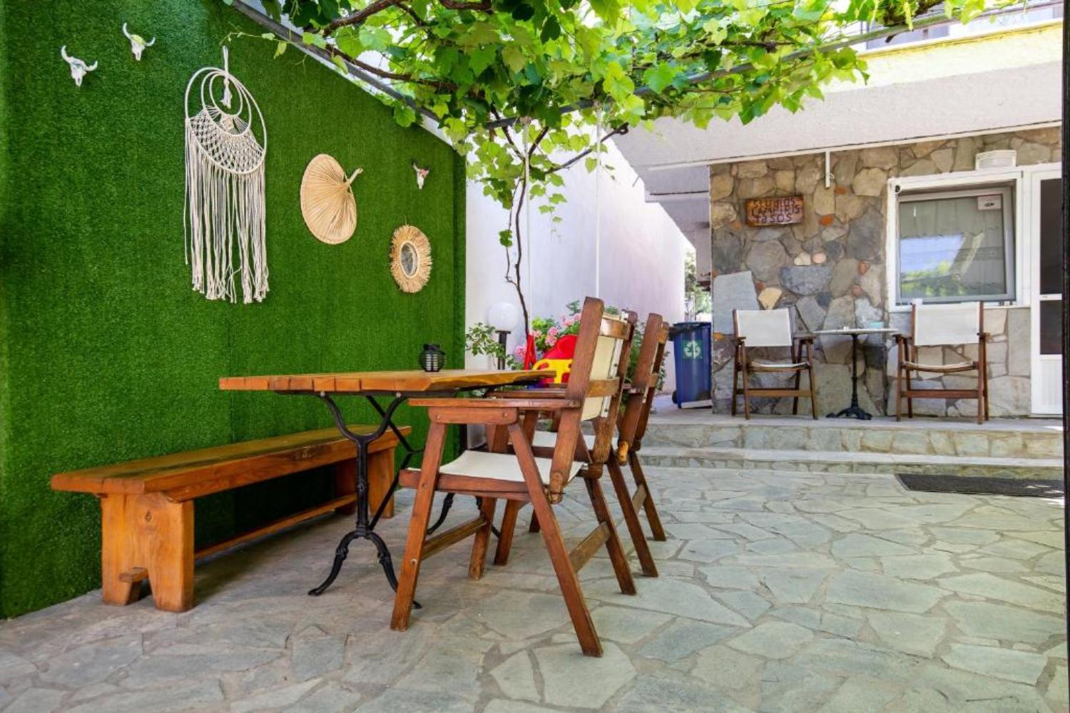 Tiara Holidays - Famelia Studios - dvorištee
